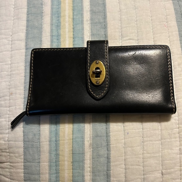 Fossil Leather Wallet with Turnlock Open - Picture 1 of 5